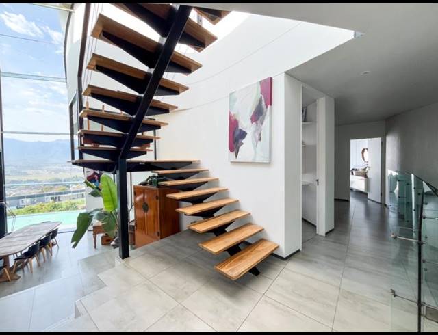 6 BEDROOM HOUSE FOR SALE IN HOOG EN DROOG